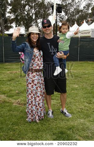 LOS ANGELES - JUN 12: Constance Marie, Kent Katich, datter Luna Marie ankommer den 22 årlige