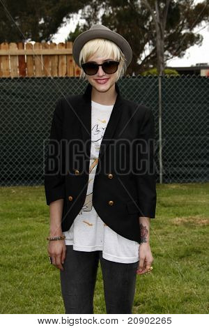 LOS ANGELES - JUN 12: Ashlee Simpson ankommer på 22 årlige 'Time for Heroes' Celebrity Picnic
