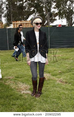 LOS ANGELES - JUN 12: Ashlee Simpson ankommer på 22 årlige 'Time for Heroes' Celebrity Picnic