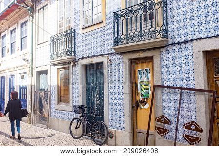 Aveiro, Portugal 2018 Cobbled Street In Historical Centre Of The Tourist Town Of Aveiro. Aveiro, Kno