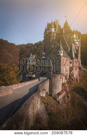 This castle is one of two castle in Rhineland-Palatinate which have naver been destroyed since built in the middle 11th century and one of the descendants of the family still lives there until now.