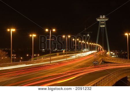 Bratislava in der Nacht-Brücke der snp