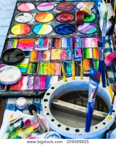 Large color palette of colors for the body. More colors