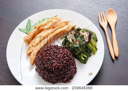 Vegetarian Food Thai-style With Stir-fried Vegetables Spinac And Shiitake Riceberry Rice Tamarind Pa