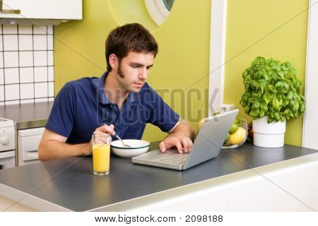 Lavoro al Computer cucina