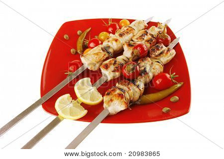frisk stegt shish kebab på røde fad
