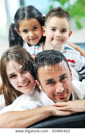 felice giovane famiglia relax e divertimento a indooor casa moderna