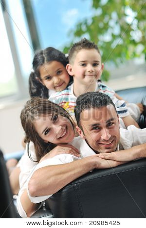 felice giovane famiglia relax e divertimento a indooor casa moderna
