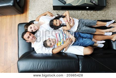 felice giovane famiglia relax e divertimento a indooor casa moderna