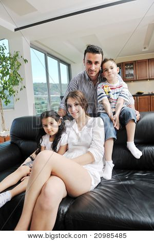 felice giovane famiglia relax e divertimento a indooor casa moderna