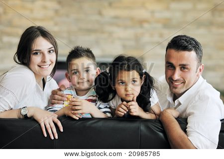 felice giovane famiglia relax e divertimento a indooor casa moderna