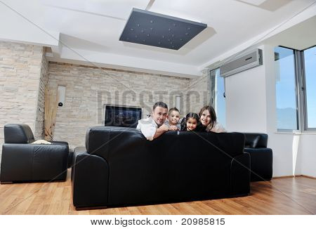 felice giovane famiglia relax e divertimento a indooor casa moderna