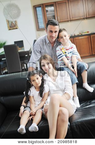 felice giovane famiglia relax e divertimento a indooor casa moderna