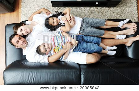 felice giovane famiglia relax e divertimento a indooor casa moderna