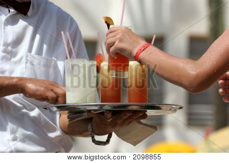 Cameriere con cocktail di frutta