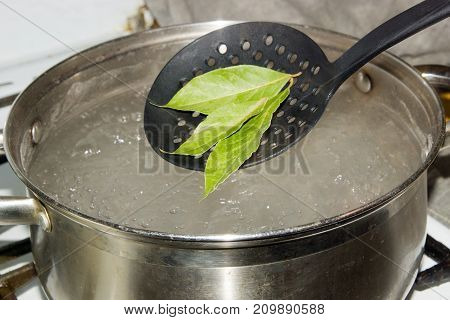 The pot of boiling water, which omit the Bay leaves, give the dish a savory aroma and taste.