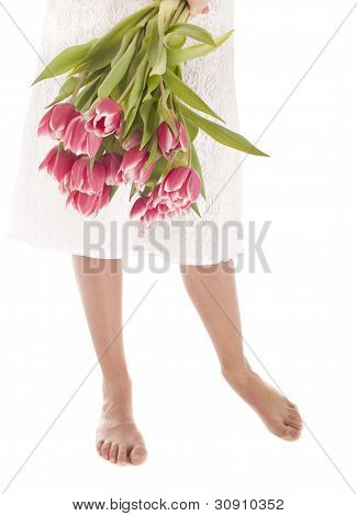 女性の足と花