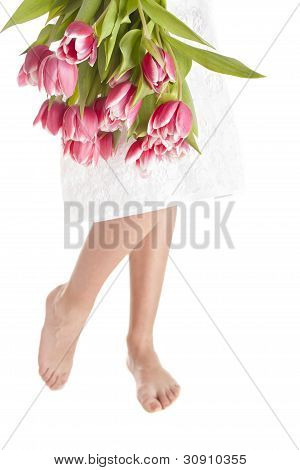 女性の足と花
