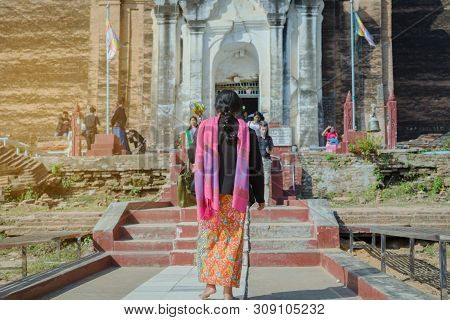 Mingun-myanmar, January 20, 2019 : Unidentified Tourists Come To Visit And Take Photographys At The 