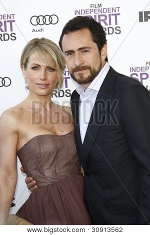 SANTA MONICA, CA - 25 lutego: Stefanie Sherk, Demian Bichir 2012 Film Independent Spirit Awards 