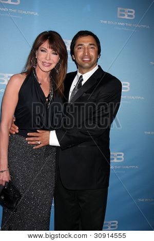 LOS ANGELES - MAR 10: Hunter Tylo; Gersson Archila ankommer til fed og smukke 25 Anniversa