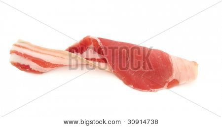 Bacon slaniny stočil izolované na bílém pozadí.