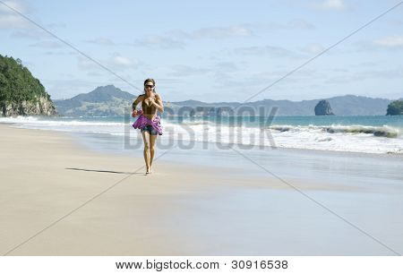femme jogging le long d'une belle plage.