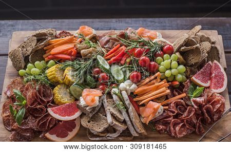 Assorted Ham, Sausage, Mozzarella, Grapefruit, Grapefruit, Date, Basil, Cucumber, Grilled Vegetables