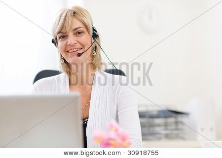 Šťastný Citi žena s headsetem, pracovat na notebooku