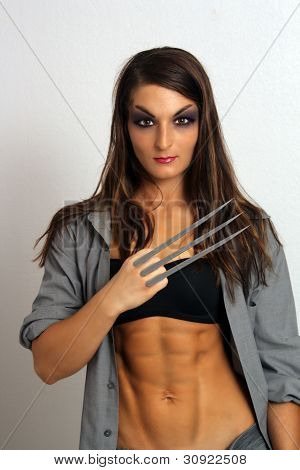 Morena sexy com garras afiadas de metais
