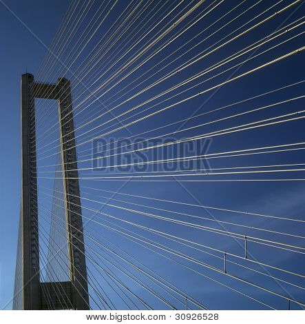 Fragment af den sydlige bro mod en klar blå himmel.