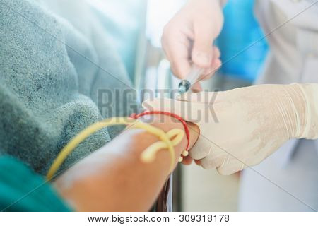 Health Screenings: Fingerstick Or Venous Blood Draw For Laboratory Hematology , Nurse Taking Blood S