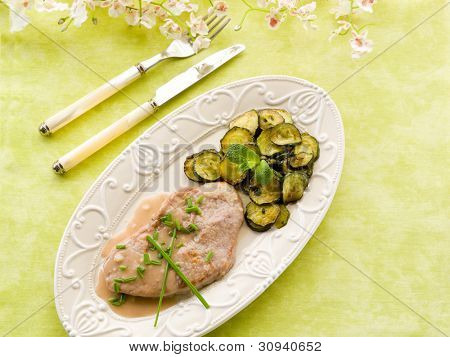 Scaloppine con salsa di vino bianco e zucchine saltate