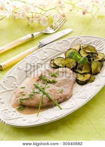 Scaloppine con salsa di vino bianco e zucchine saltate