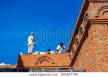 Ilinskoe, Russia - August 2018: Migrant Workers Build A Building In The Village Of Ilinskoe (iljinsk