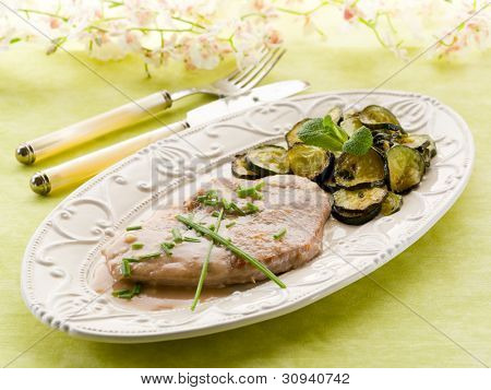 Scaloppine con salsa di vino bianco e zucchine saltate