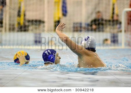 KAPOSVÁR, Maďarsko - 7. března: Marton Chilko (modrá 11) v akci na maďarský národní mistrovství 