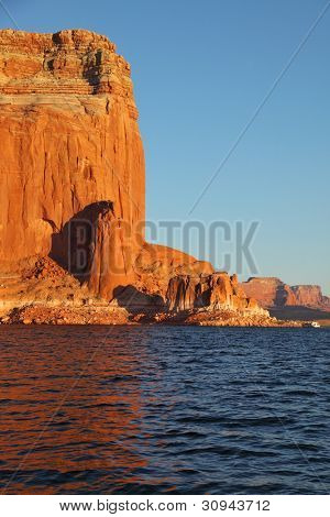Resa resa med båt på Lake Powell.  Natursköna våg vid aktern på fartyget. Arizona, USA. Sunset