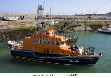 Rettungsboot im Hafen