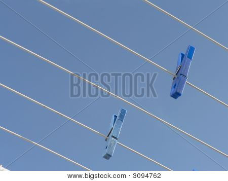 Pegs sobre um céu azul