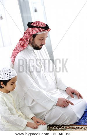 Arabe Kid et enseignant prier ensemble