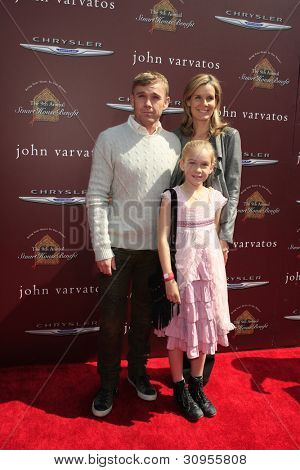 LOS ANGELES - 11 de MAR: Ricky Schroder; esposa; hija llega a la novena anual John Varvatos Stuart 