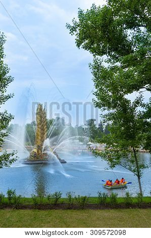 Moscow, Russia - June 8, 2019: Kolos Fountain (spike) In A Large Pond On The Background Of Beautiful