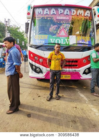 Jhargram, West Bengal, India - May 05, 2018: People Are Waiting For Bus At The Jhargram Bus Stop. A