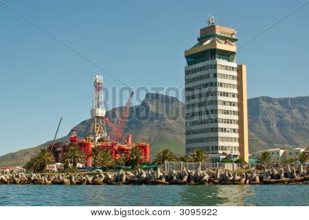 Oleju Rig w zatoce wielkiego miasta, w pobliżu gór