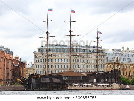 Sailing Ship Floating Restaurant Mytninskaya Naberegnaya 6 Saint Petersburg Russia July 2017
