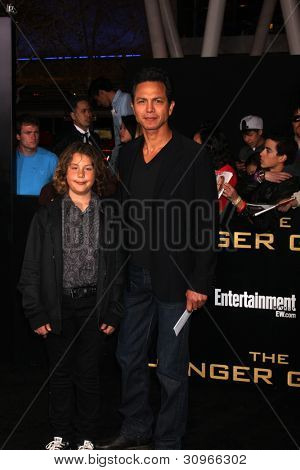 LOS ANGELES - 12 de MAR: Benjamin Bratt chega na estréia no Teatro Nokia em 