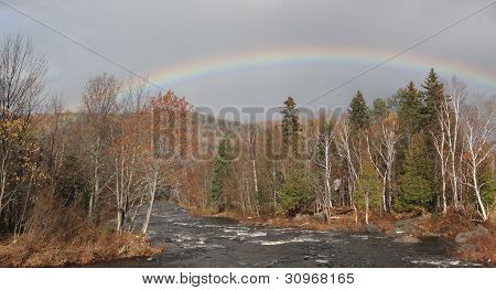 Regenbogen Ã¼ber dem Fluss