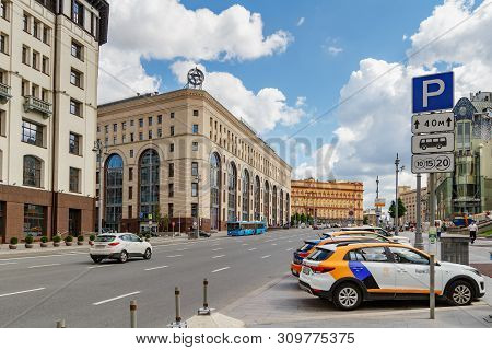 Moscow, Russia - June 02, 2019: Teatralny Proyezd Street In Moscow On A Background Of Blue Sky With 