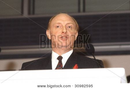 Londres - el 4 de diciembre: Rt.Hon. Neil Kinnock, líder del partido laborista, habla en una conferencia de prensa 